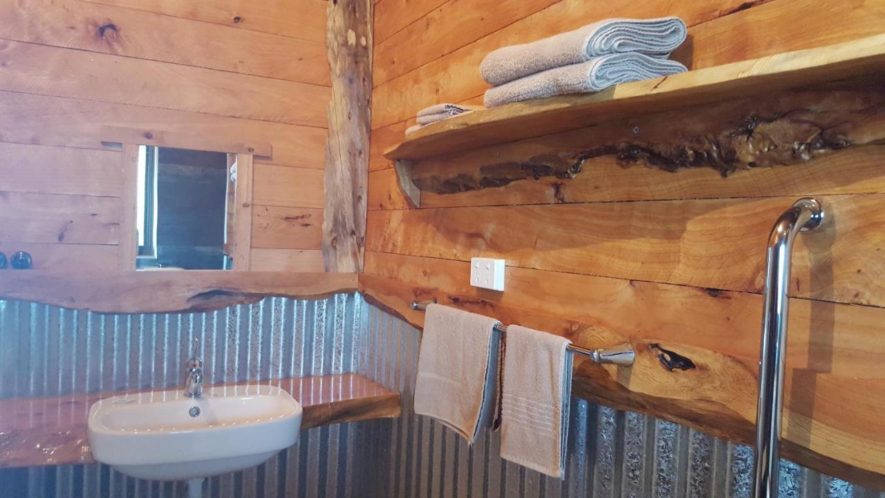 לינה וארוחת בוקר פנגווין Rustic Hut Bush Retreat מראה חיצוני תמונה
