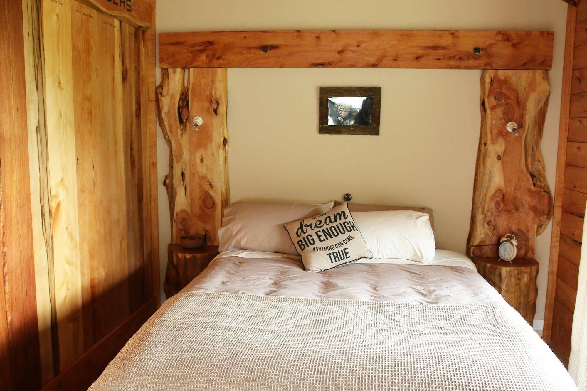 לינה וארוחת בוקר פנגווין Rustic Hut Bush Retreat מראה חיצוני תמונה