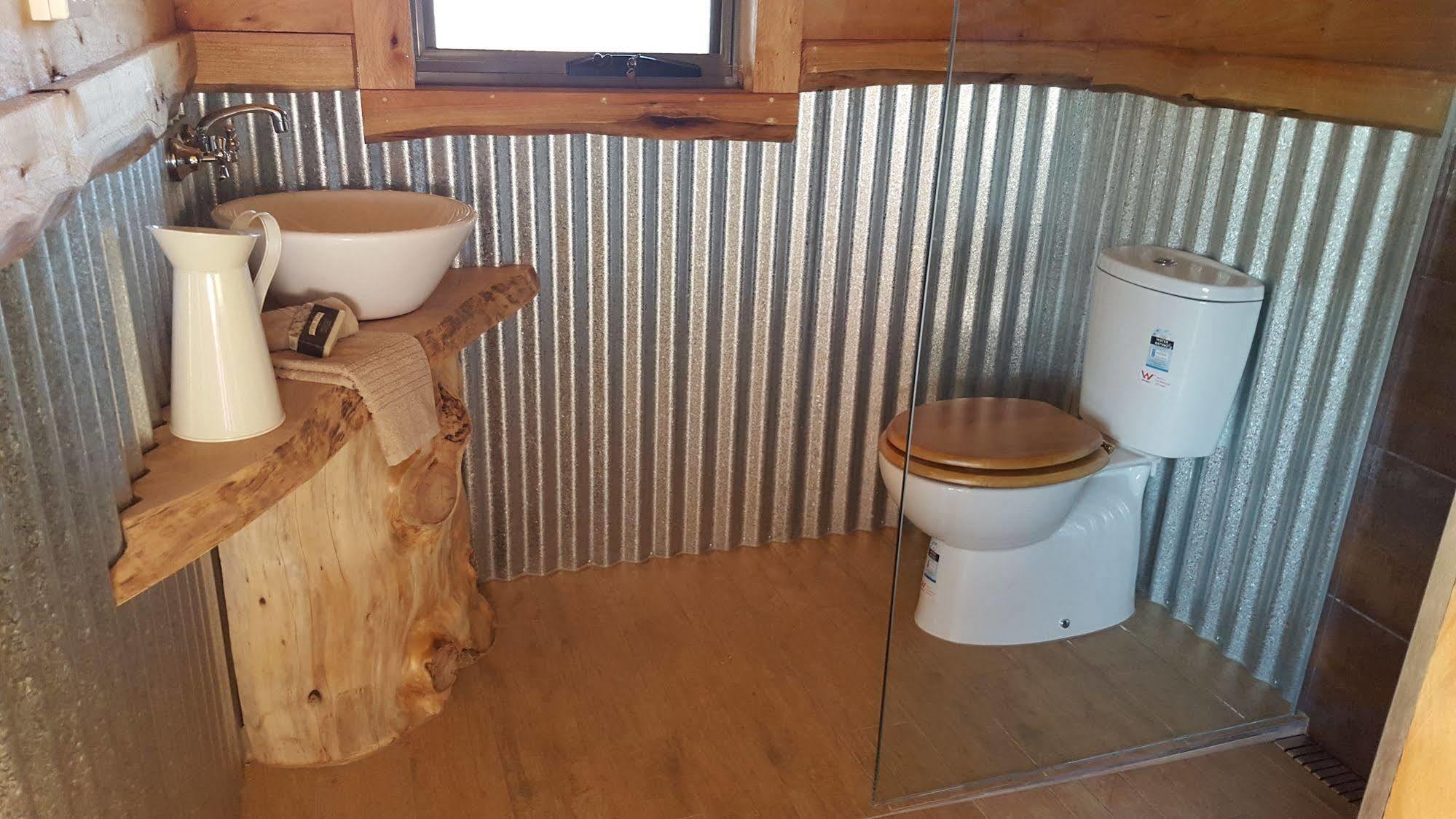 לינה וארוחת בוקר פנגווין Rustic Hut Bush Retreat מראה חיצוני תמונה