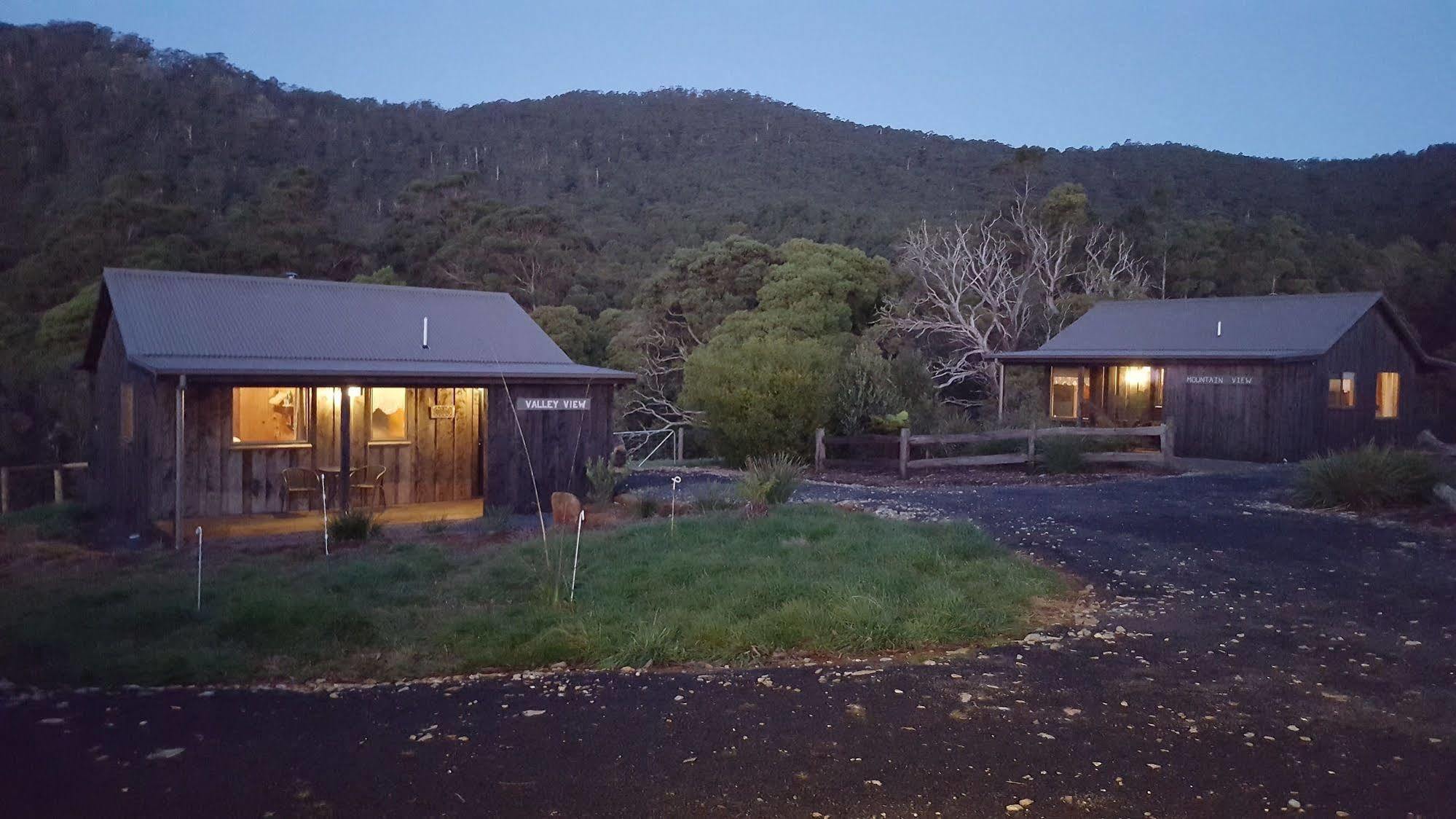 לינה וארוחת בוקר פנגווין Rustic Hut Bush Retreat מראה חיצוני תמונה